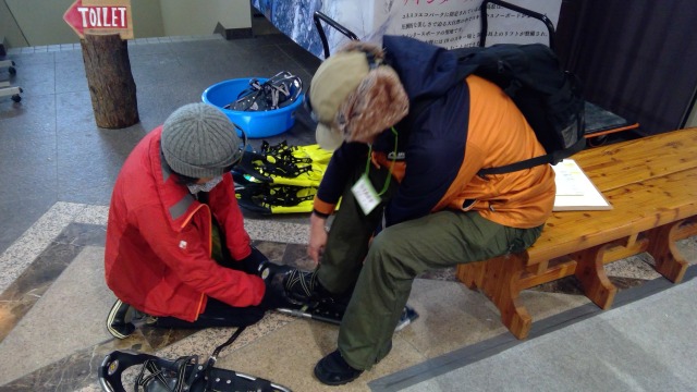 ガイドさんが付け方をやさしく教えてくれます
